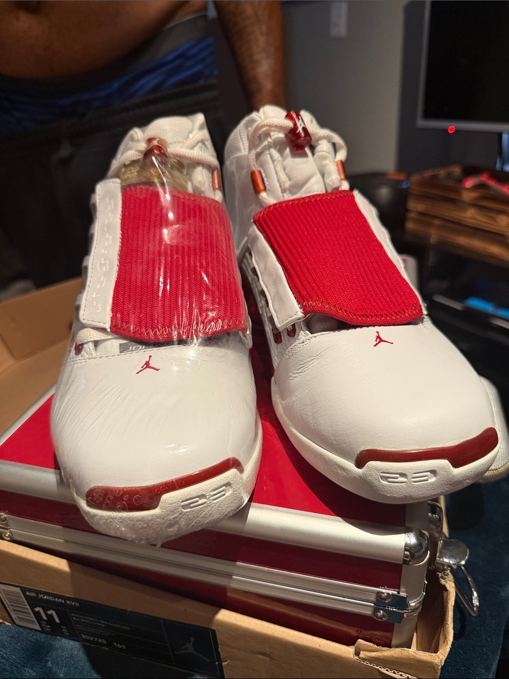 2002 Air Jordan 17 OG "Varsity Red" sneakers - Picture 2 of 6